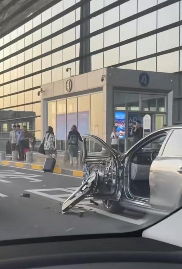 富豪优配 天津机场航站楼车祸 司机斗气引发关注