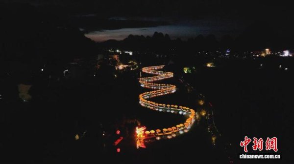 文商期货配资 台风难阻出游热 国庆中秋假期广西跨境旅游民俗体验抢眼